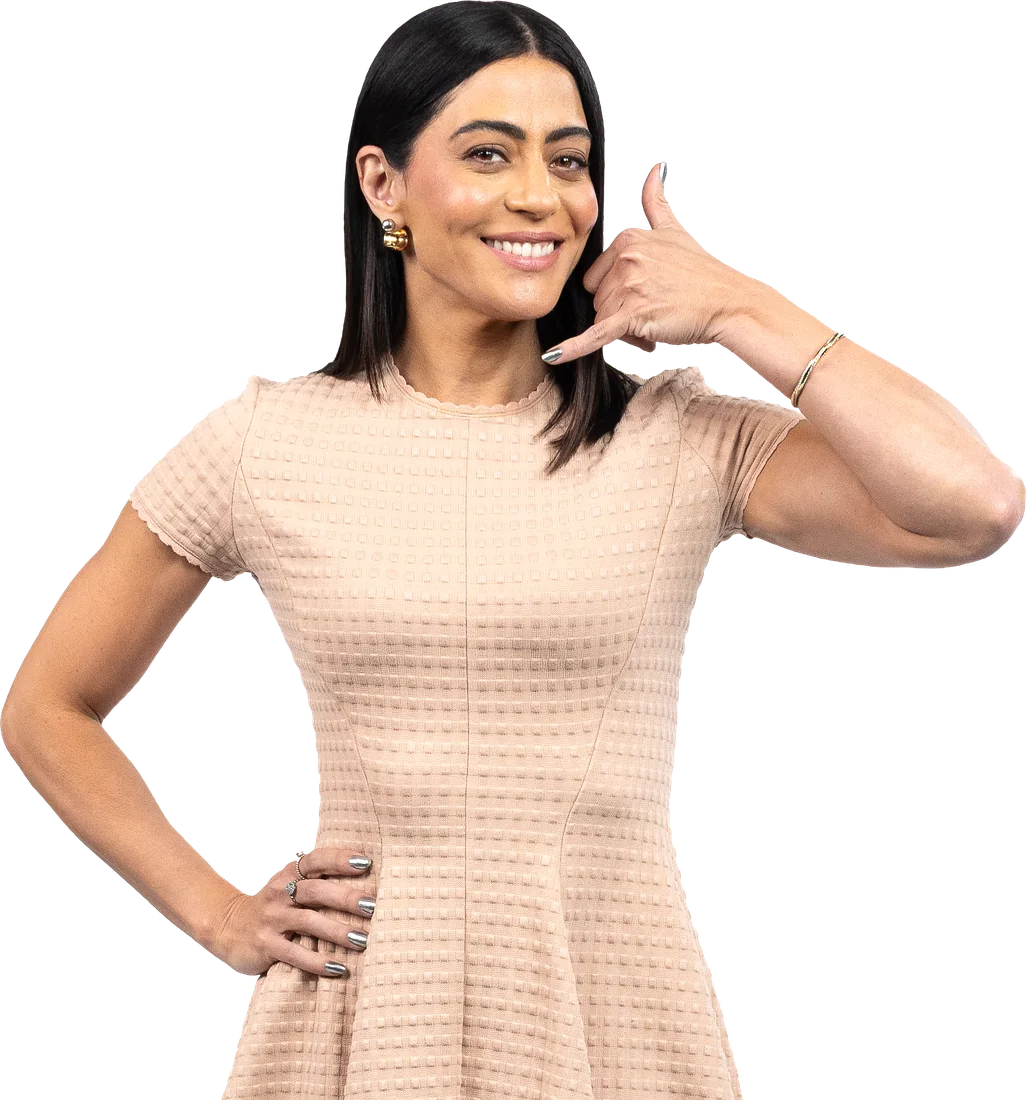 Mulher sorrindo fazendo o gesto de telefone