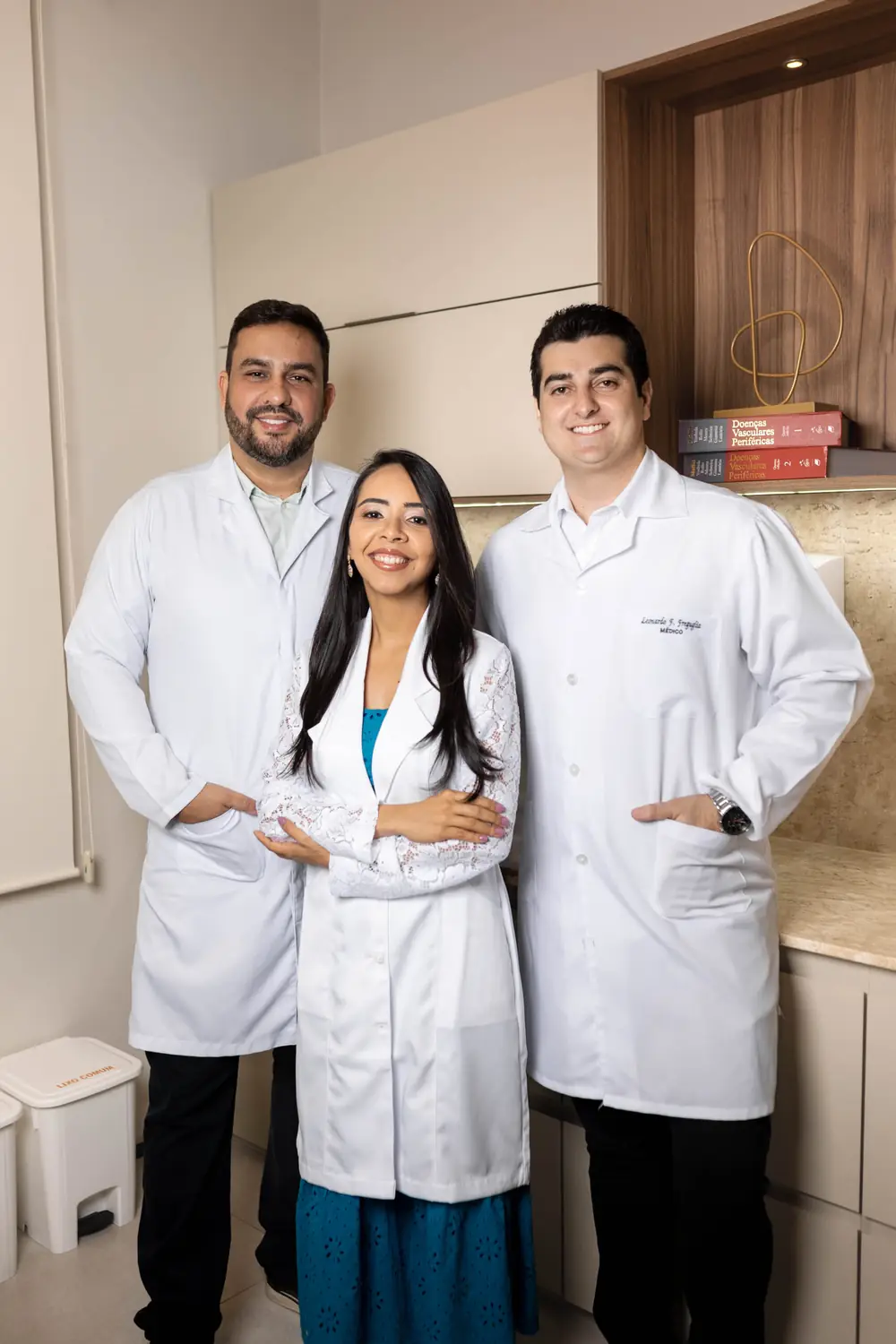 Três médicos da equipe Med Varizes no consultório