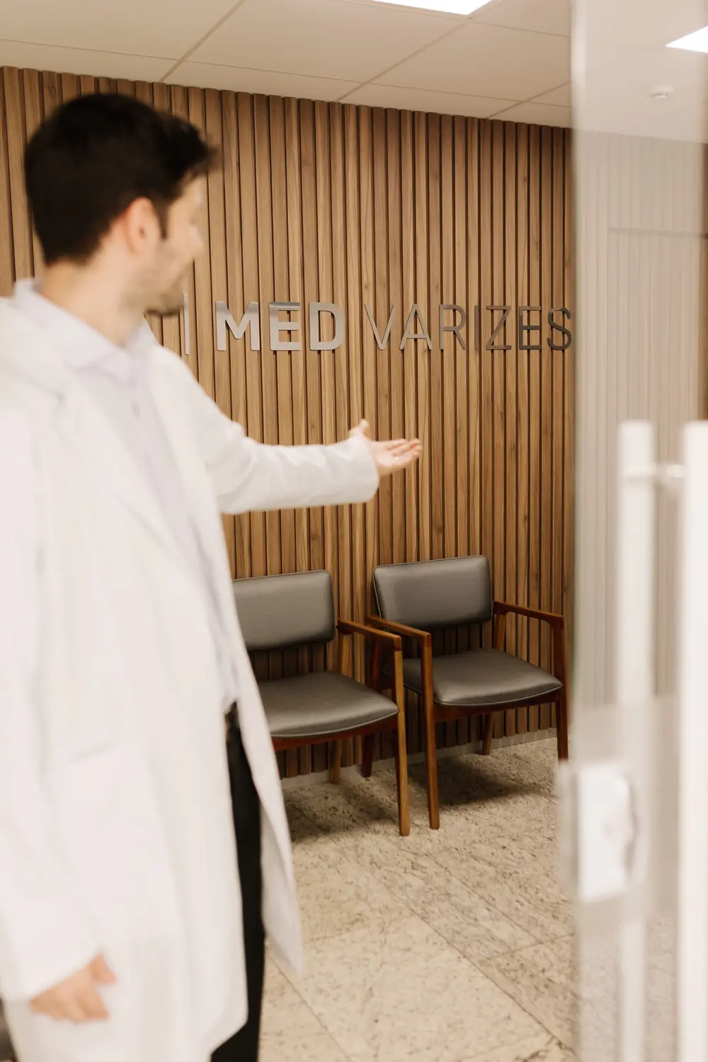 Médico recebendo o paciente na recepção da Med Varizes